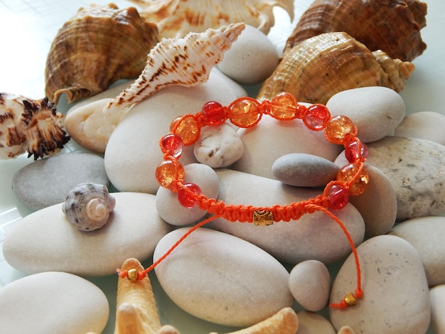 Hippie oranje armband en zeekiezel