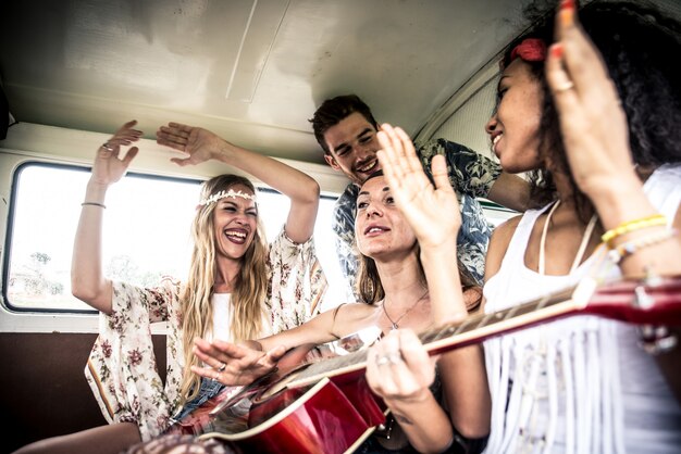 Hippievrienden die op een minivan rijden