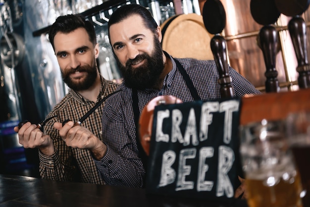 Hipster Bebaarde Mannen in Sfeer Pub Craft Bier.