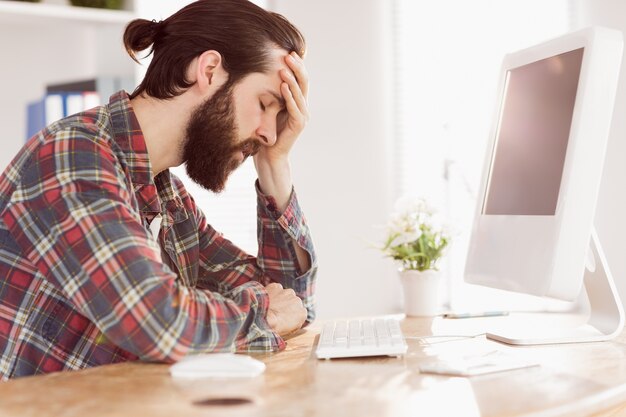 Photo hipster businessman stressed at his desk