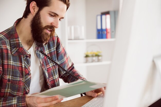 Photo hipster businessman working at his desk