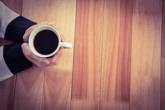 Photo hipster businesswoman holding a cup of coffee