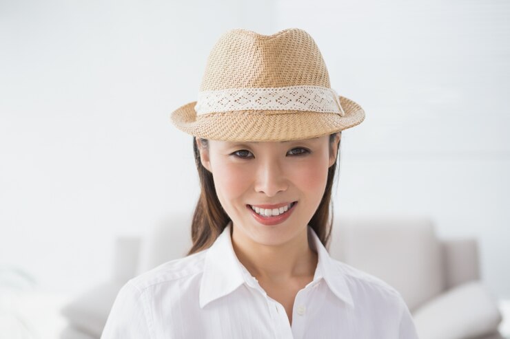 Photo 一位向相機微笑的嬉皮士女商人