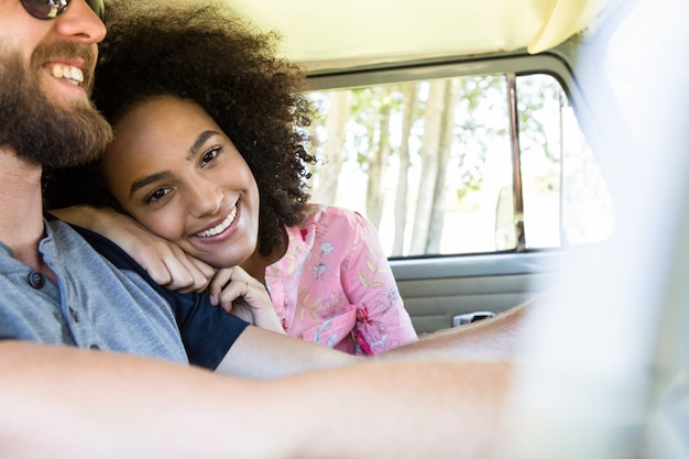 Photo hipster couple driving in camper van