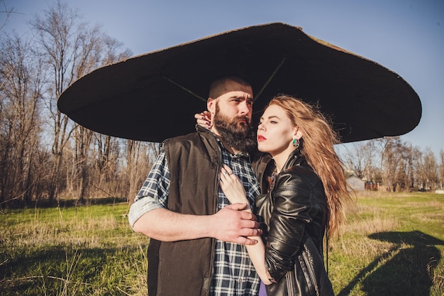 Photo hipster couple girl with red hair and shaved bearded man