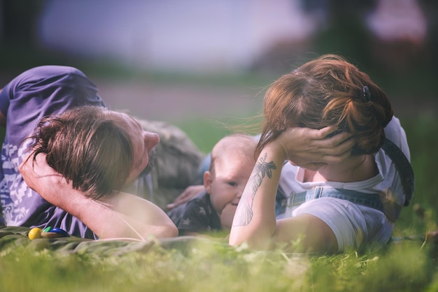 hipster familie ontspannen in het park en spelen met baby op mooie zonnige lentedag