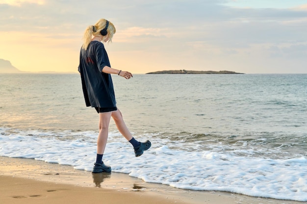 写真 日の出のビーチで楽しんでいる流行に敏感な女性 10 代