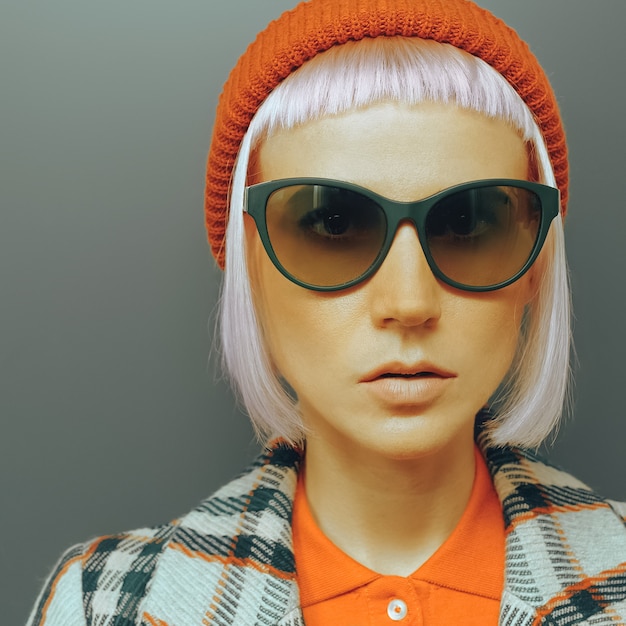 Photo hipster girl in red hat and checkered coat fashion style