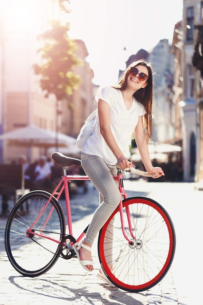 Foto hipster girl ride bicycle