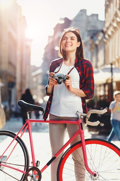 Foto hipster girl ride bicycle