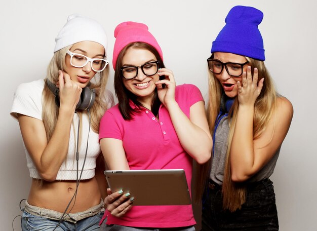Друзья хипстерских девушек с цифровым планшетом