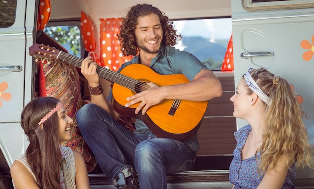 Hipster gitaar spelen voor meisjes