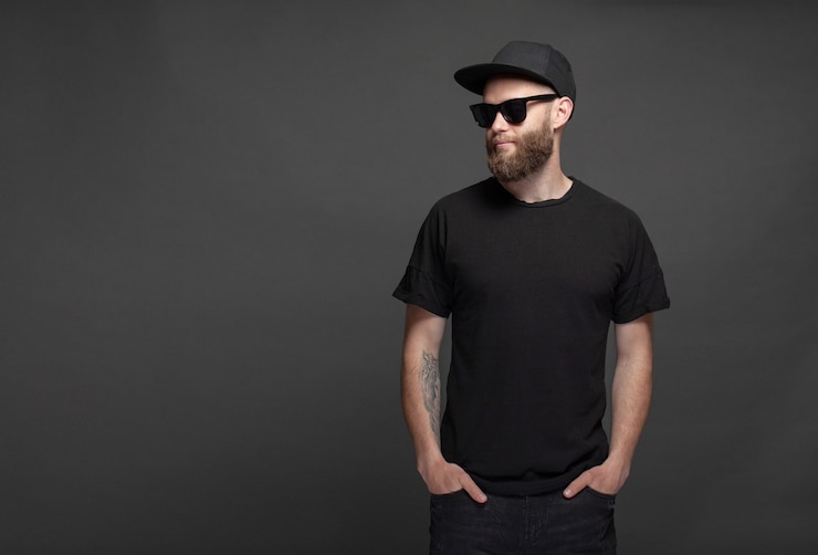 Photo hipster handsome male model with beard wearing black blank t-shirt with space for your logo or design