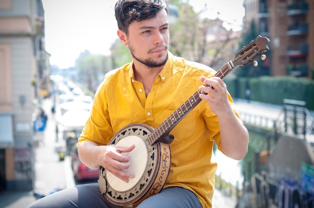 hipster jonge man banjo spelen
