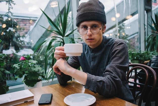 Hipster jonge man in een koffieshop