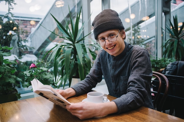 Hipster jonge man in een koffieshop