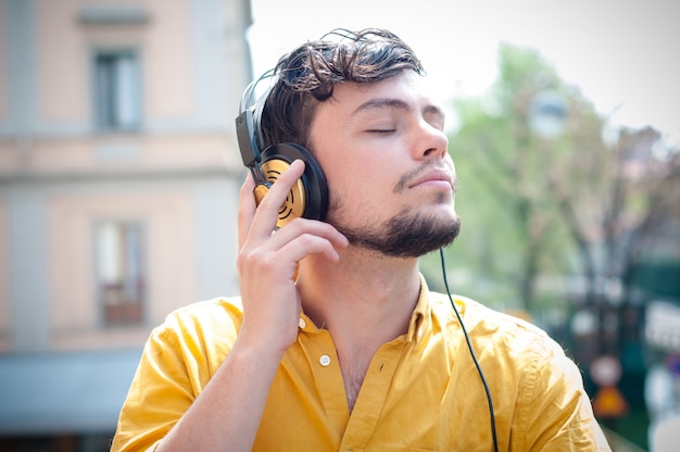 Hipster jonge man luisteren naar muziek