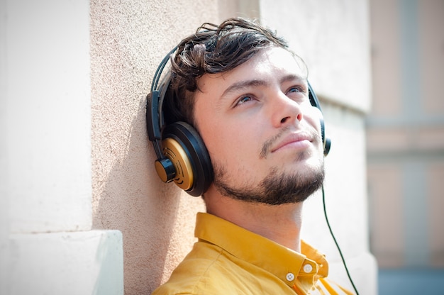 Hipster jonge man luisteren naar muziek