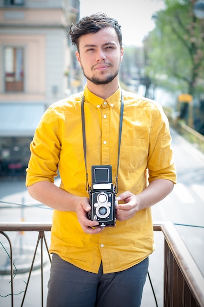 hipster jonge man met oude camera