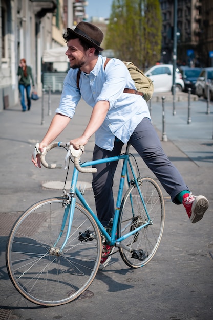 Foto hipster jonge man op de fiets