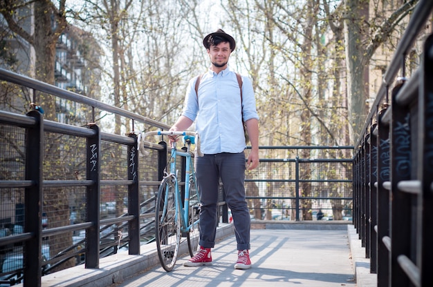 hipster jonge man op de fiets