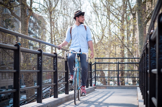 Foto hipster jonge man op de fiets