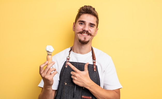 Hipster-kapper die vrolijk lacht en zich gelukkig voelt en naar de zijkant wijst