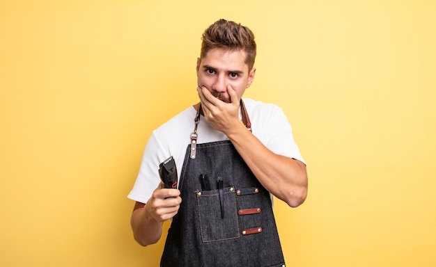 hipster kapper man die mond bedekt met handen met een geschokt