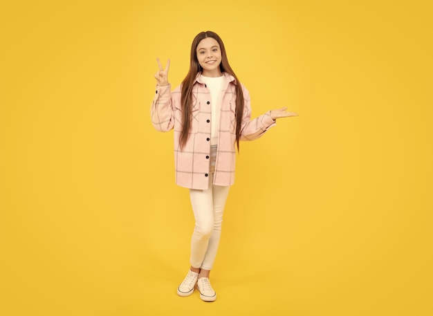 Hipster kid casual stijl tussen kind in geruit overhemd met productadvertentie