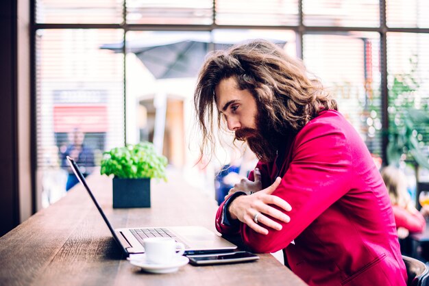 Hipster man aan het werk op computer