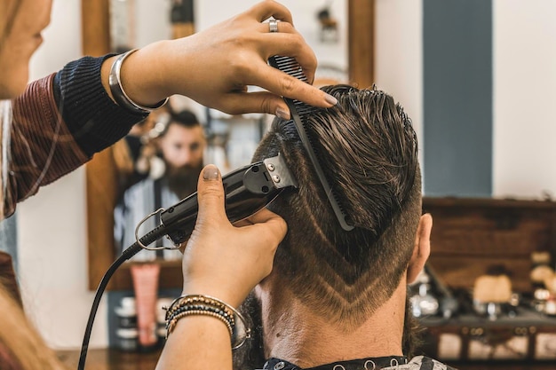 Фото Хипстер в парикмахерской подстригает бороду и волосы