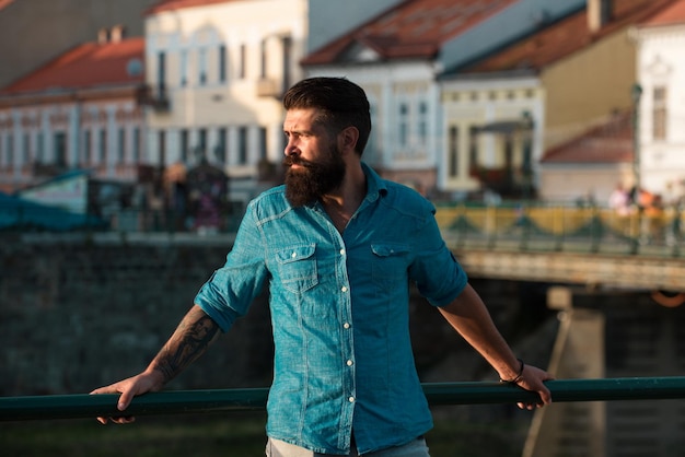 Hipster man buitenshuis stadsportret lopen op de straten van de stad