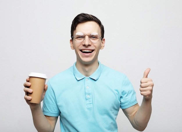 Foto hipster man die met afhaalmaaltijden koffie