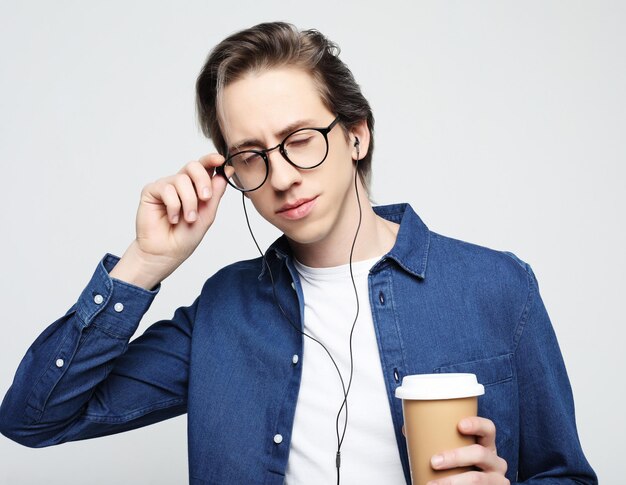 Hipster man die met afhaalmaaltijden koffie