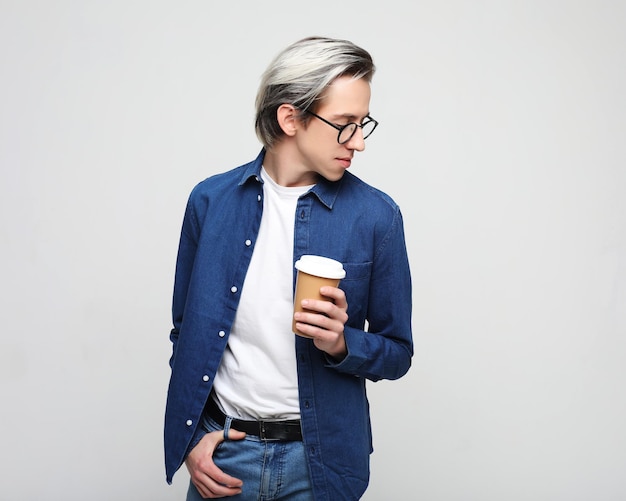 Hipster man die met afhaalmaaltijden koffie