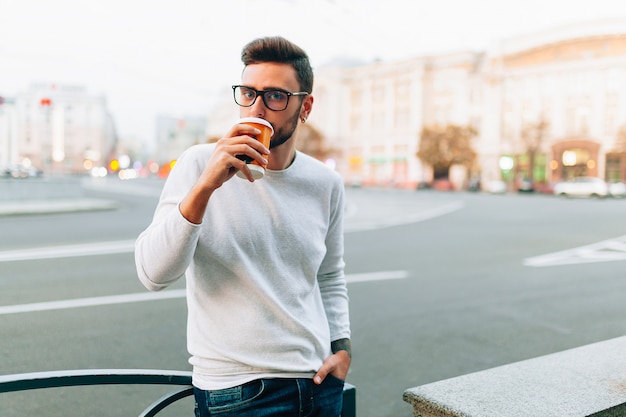 Hipster man die met afhaalmaaltijden koffie