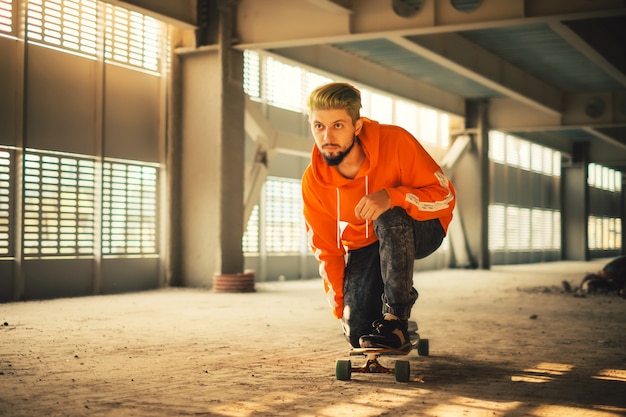 Hipster man genieten van rit op een lang bord