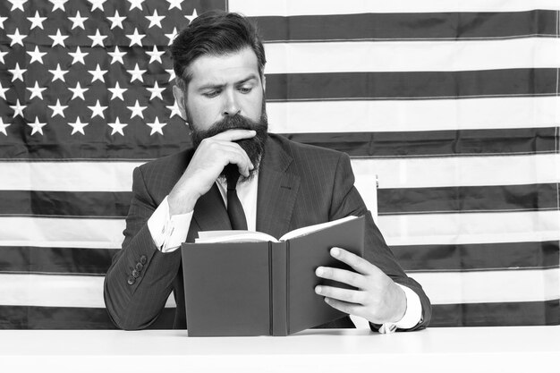 Foto hipster man leesboek usa vlag achtergrond studie hard concept