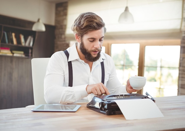 Hipster man op typemachine in lichte warme kamer