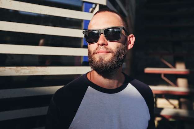 Photo hipster man wearing black sunglasses in urban city streets