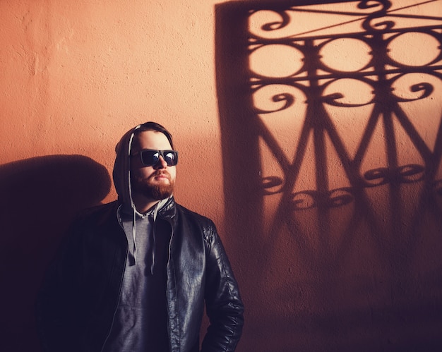 Uomo di hipster con la barba in cappuccio