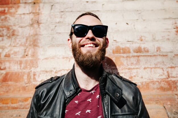 Photo hipster man with beard wearing glasses