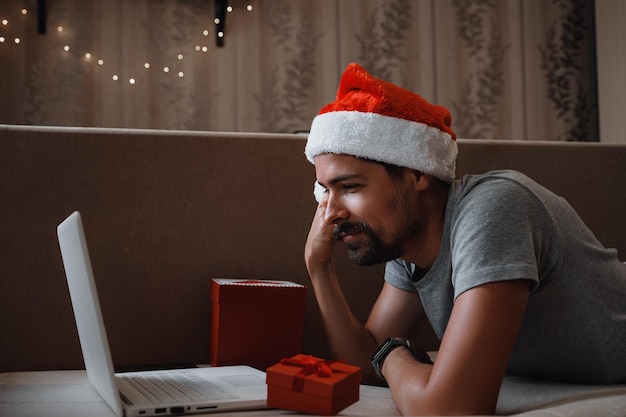 Photo a hipster man with a red cup sitting at home at christmas time