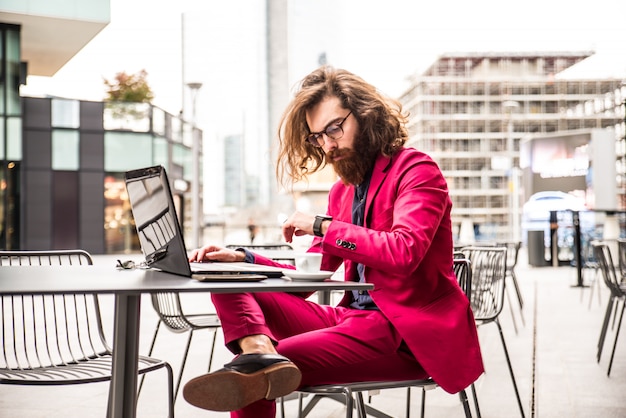 컴퓨터에서 일하고 hipster 남자