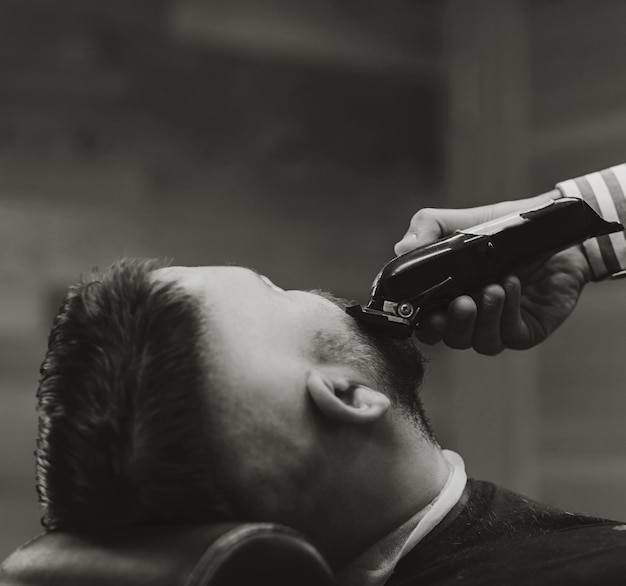 Hipster man zit in salon