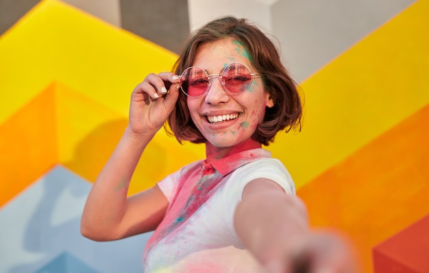 Hipster meisje draagt een zonnebril en t-shirt