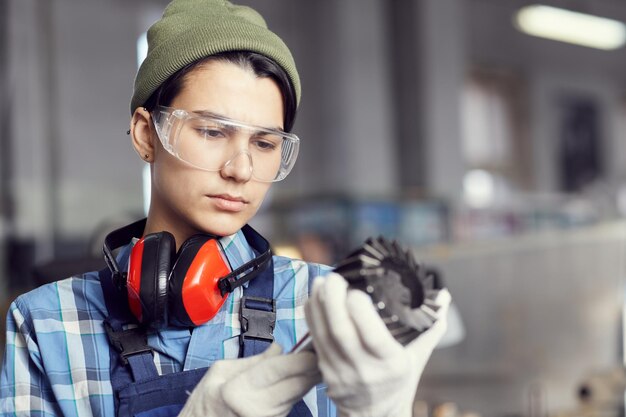 Hipster meisje kijken freesmachine tool