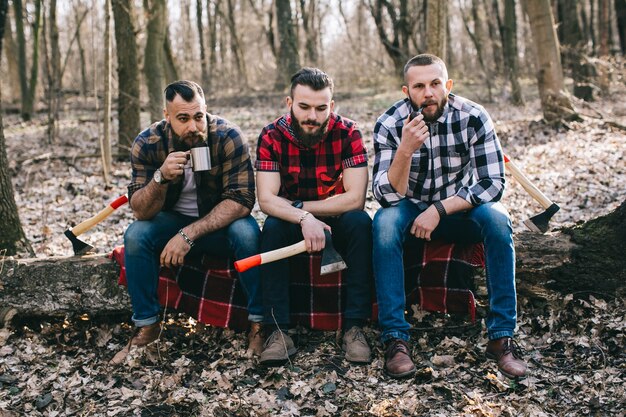 Photo hipster men posing in woods