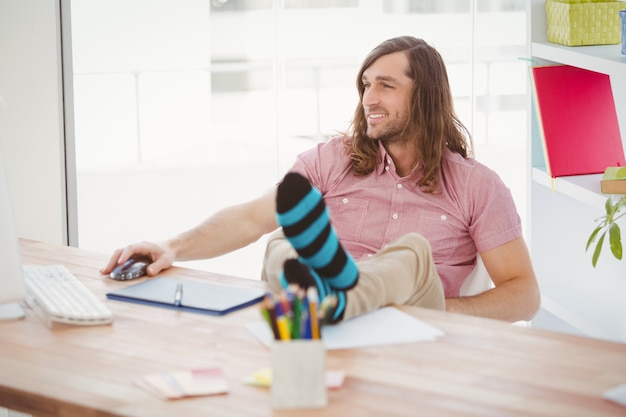 Foto hipster met benen op bureau