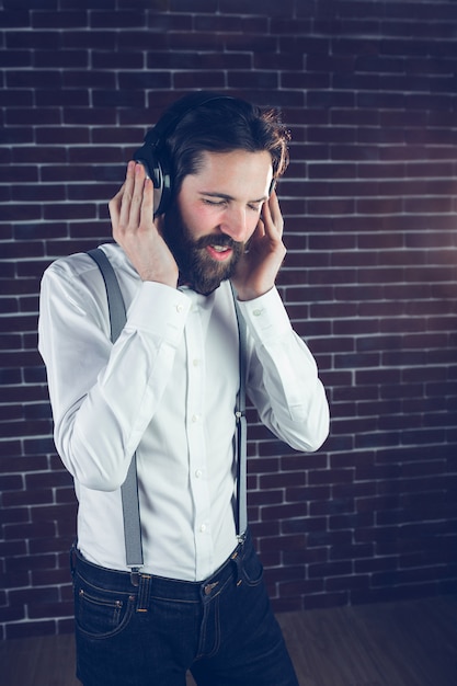 Hipster met gesloten ogen genietend van muziek